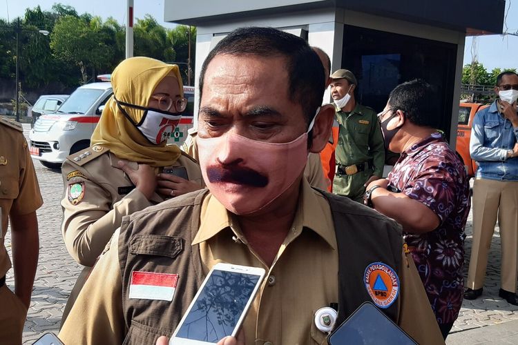 Wali Kota Solo FX Hadi Rudyatmo memakai masker berkumis sehingga terlihat seperti aslinya. Rudy memakai makser berkumis sehingga seperti aslinya setelah banyak warga yang mengajak dirinya foto bersama dan meminta melepas maskernya.