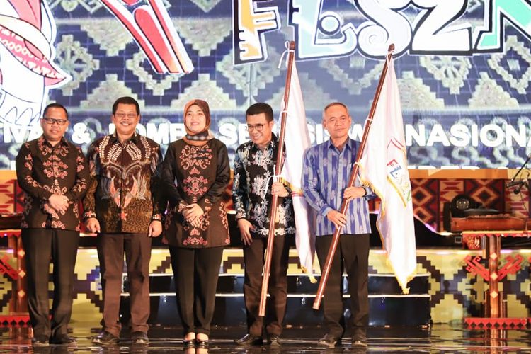 Festival dan Lomba Seni Siswa Nasional (FLS2N) telah resmi ditutup oleh Direktur Pembinaan SMA (PSMA) Purwadi Sutanto (20/0/2019) di Bandar Lampung. Provinsi Lampung sekaligus menjadi pengumpul medali terbanyak dalam gelaran FLS2SN 2019 ini.