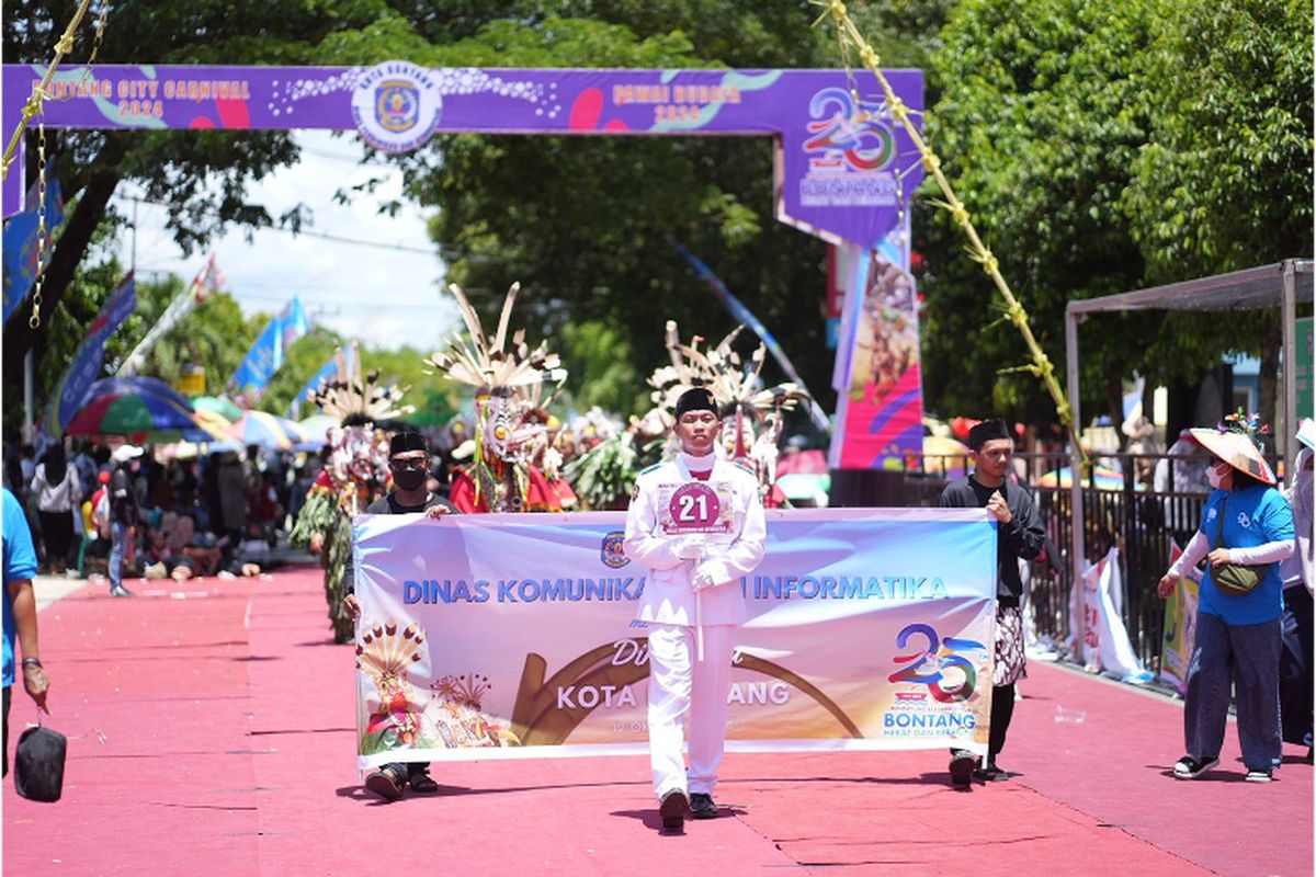 Suasana semarak Bontang City Carnival 2024 dalam rangka HUT ke-25 Kota Bontang. Peserta pawai dari Dinas Komunikasi dan Informatika turut meriahkan acara dengan kostum khas budaya, menampilkan harmoni antara modernitas dan tradisi 