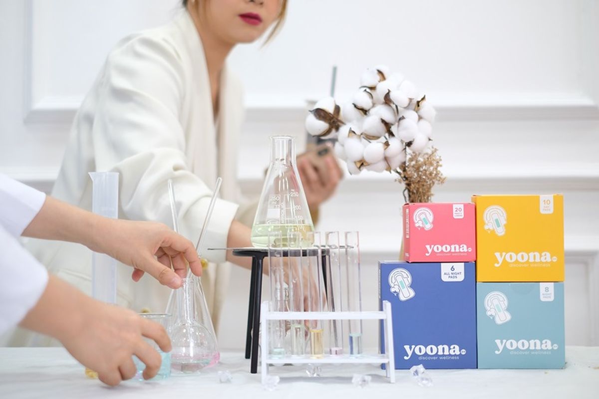 Ilustrasi pengecekan kualitas produk pembalut organik Yoona.
