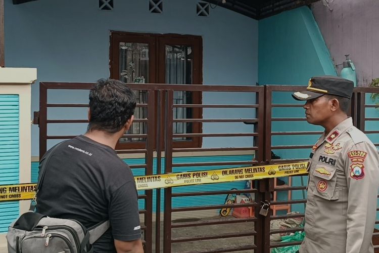 Kapolsek Singosari saat olah TKP di rumah korban yang tewas diduga akibat diracuni oleh suaminya, di Desa Watugede, Kecamatan Singosari, Kabupaten Malang.