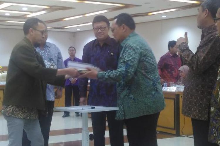 Menteri Dalam Negeri Tjahjo Kumolo menerima DIM RUU Pemilu