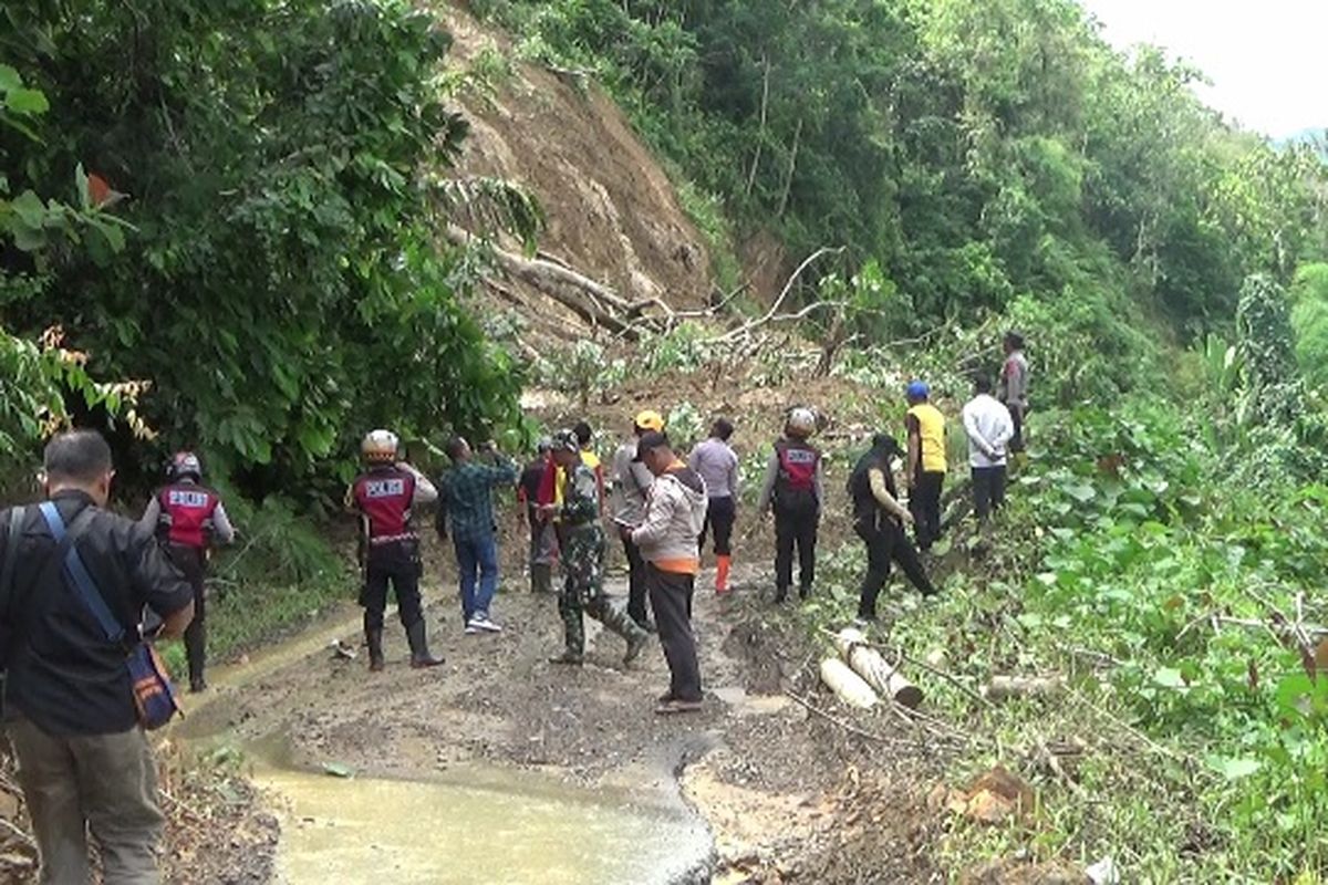 Longsor terjadi di jalan penghubung Kota Palopo menuju Kecamatan Bastem, Kabupaten Luwu, di Kilometer 9 Kelurahan Latuppa, Kota Palopo, Sulawesi Selatan yang terjadi pada Kamis (12/12/2024) kemarin, hingga Jumat (13/12/2024) siang, jalan tersebut masih tertutup. Penjabat (Pj) Wali Kota Palopo, Firmanza mengatakan ada tiga titik longsor di jalan yang menghubungkan Kota Palopo dan Kabupaten Luwu tersebut sebagian sudah dibenahi dan sebagian belum.