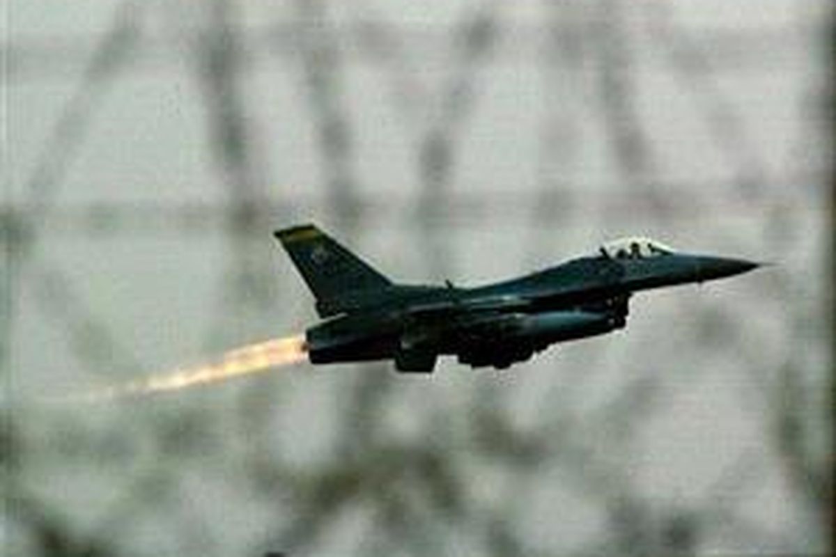 Sebuah pesawat temput F-16.