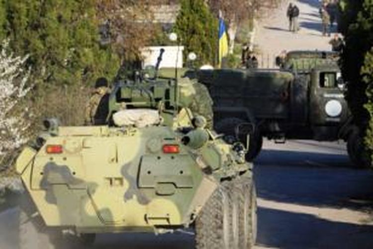 Tank yang membawa tentara Rusia merangsek ke pangkalan udara militer Ukraina di Belbek, dekat Sevastopol, Crimea, pada Sabtu (22/3/2014).