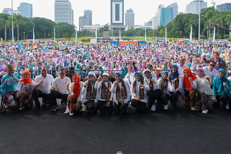 Puluhan ribu kader Pemberdayaan Kesejahteraan Keluarga (PKK) mengikuti Fun Run dan Fun Walk di kawasan Monumen Nasional (Monas), Jakarta Pusat, Minggu (8/12/2024).