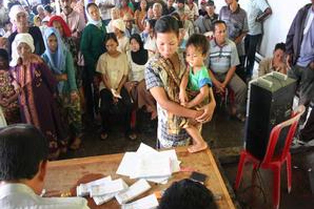 Antrean warga pemegang kartu kompensasi BBM (KKB) penerima dana bantuan langsung tunai (BLT) untuk pencairan tahap kedua di Kantor Pos dan Giro Banjarmasin, Kalsel, Senin (30/1), berlangsung sejak pagi. BLT diberikan sebagai kompensasi kenaikan harga BBM.