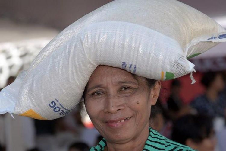 Potret warga penerima bantuan pangan berupa beras 10 kilogram di gudang Bulog Sulutgo di Bitung, Sulawesi Utara, Jumat (23/02).