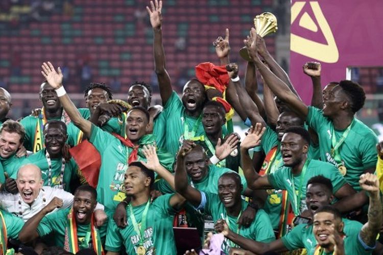 Para pemain timnas Senegal berselebrasi usai mengalahkan Mesir 4-2 via adu penalti dan menjadi juara Piala Afrika 2021.