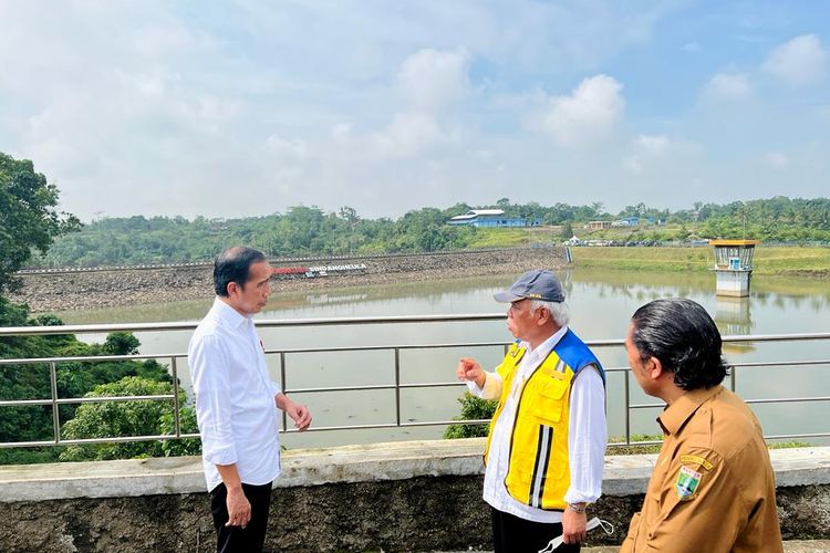 Presiden Joko Widodo berbincang dengan Menteri Pekerjaan Umum dan Perumahan Rakyat Basuki Hadimuljono saat meninjau Bendungan Sindangheula di Kabupaten Serang, Banten, Jumat (17/6/2022).