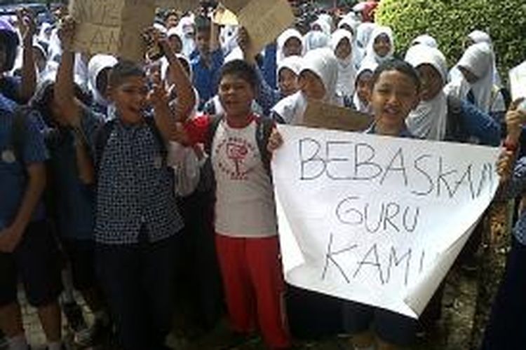 Ratusan siswa di Kabupaten Bone, Sulawesi Selatan mengepung kantor Pengadilan Negeri (PN) setempat terkait sidang yang mendudukkan gurunya sebagai terdakwa. Kamis, (05/09/2013).