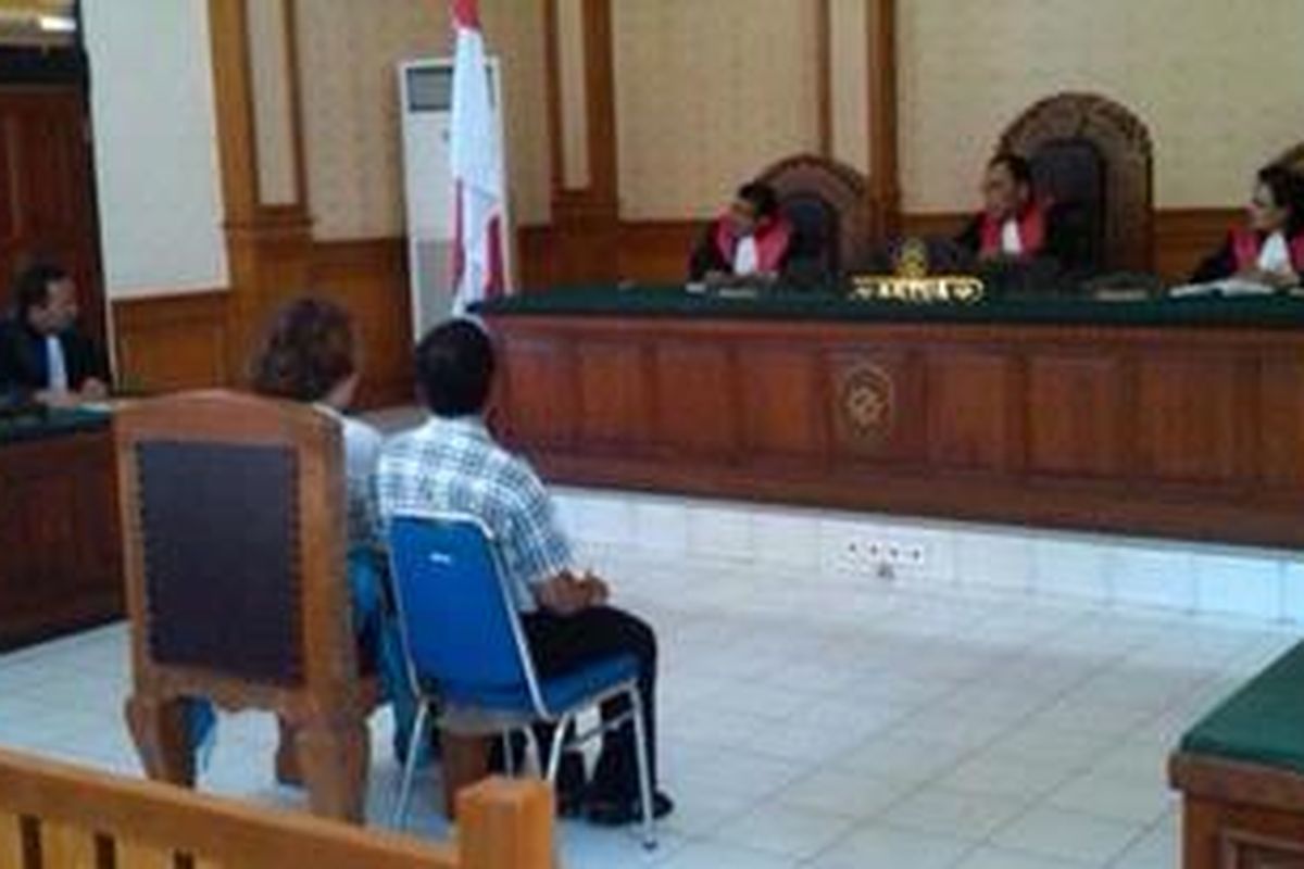 Lindsay June Sandiford, terdakwa kasus penyelundupan 4,7 Kokain ke Bali batal membacakan pledoi dalam sidang di PN Denpasar, Senin (07/01/2012) karen tak tahan kilatan 