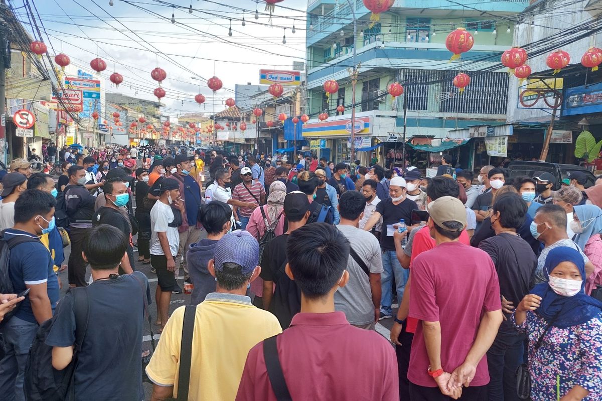 Suasana saat proses pembagian lokasi berjualan para pedagang kaki lima di kawasan kuliner Pasar Lama, Kota Tangerang, Senin (7/2/2022), yang melanggar protokol kesehatan.