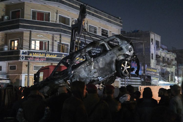 Mobil yang ditumpangi pemimpin kelompok Kataeb Hezbollah, Abu Baqir Al Saadi, hancur setelah diserang drone Amerika Serikat di Baghdad, Irak, Rabu (7/2/2024). Saadi dan dua pengawalnya tewas dalam serangan itu.