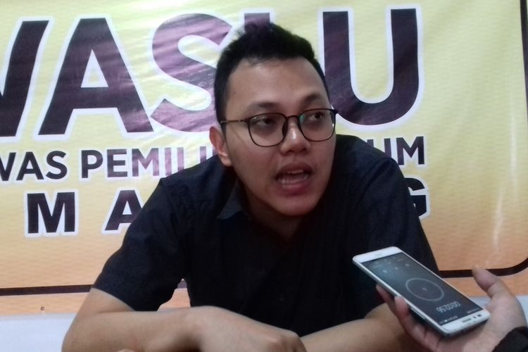 Koorditor Divisi Penanganan Pelanggaran Bawaslu Kota Malang, Hamdan Akbar Safara saat diwawancara di kantor Bawaslu Kota Malang, Sabtu (20/4/2019)
