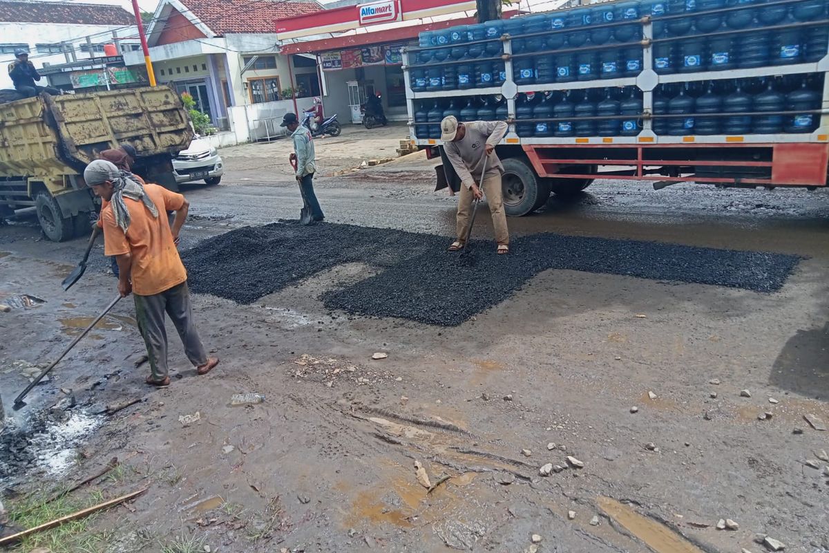 Petugas sedang mengaspal jalan provinsi di daerah Ngawen, Kabupaten Blora, pada Kamis (21/4/2022)