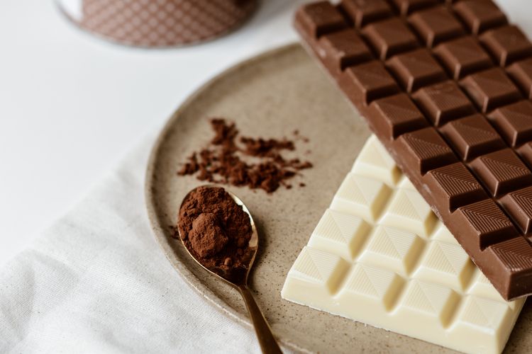 Ilustrasi cokelat batang dan cokelat bubuk