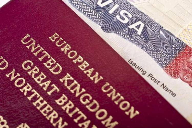 Ilustrasi paspor Inggris.