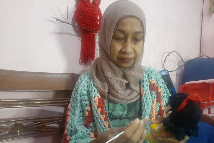 Neny sedang merajut salah satu boneka di rumahnya, Lumajang, Jawa Timur, Selasa (1/3/2022).