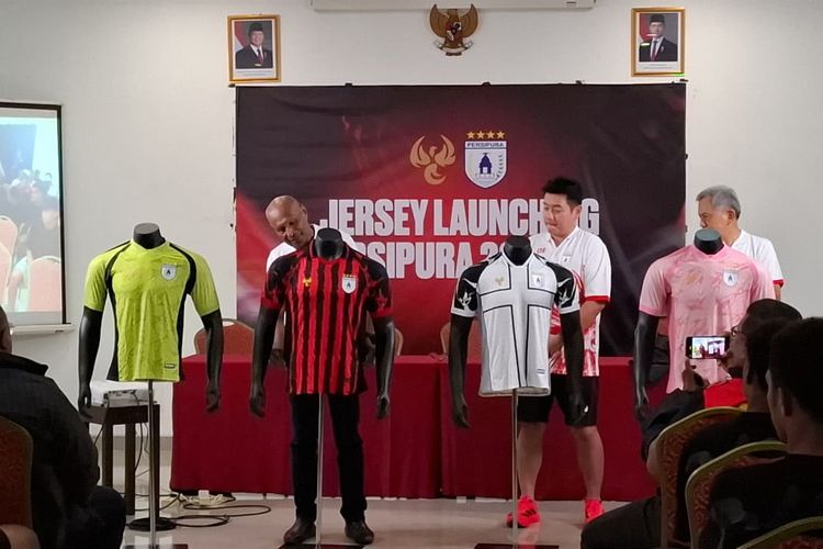 Persipura Jayapura meluncurkan seragam baru untuk mengarungi Liga 2 pada musim 2025-2026. 