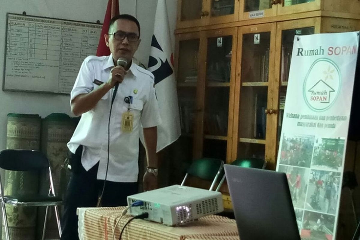 Sekel Cililitan Kramat Jati Jaktim Cecep Umbara saat memberikan sambutan di Rumah Sopan Jatimakmur Kota Bekasi
