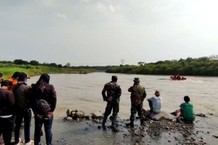 Basarnas Bandung tengah melakukan upaya pencarian korban tenggelam di Sungai Cilutung, Tomo, Sumedang, Jabar, Minggu (24/10/2021). 