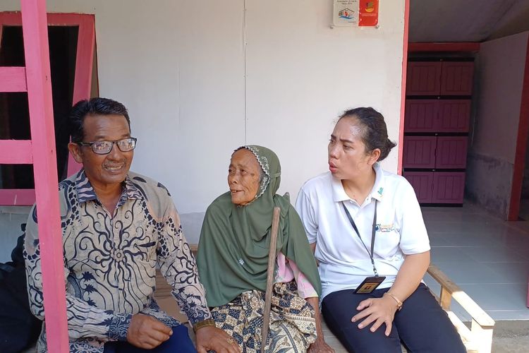 Kepala Desa Pulo Rungkom Adami saat ditemui di rumah Aisyah (80), lansia penerima bantuan program Rumah Sejahtera Terpadu (TST) dari Kementerian Sosial, Senin (27/5/2024).