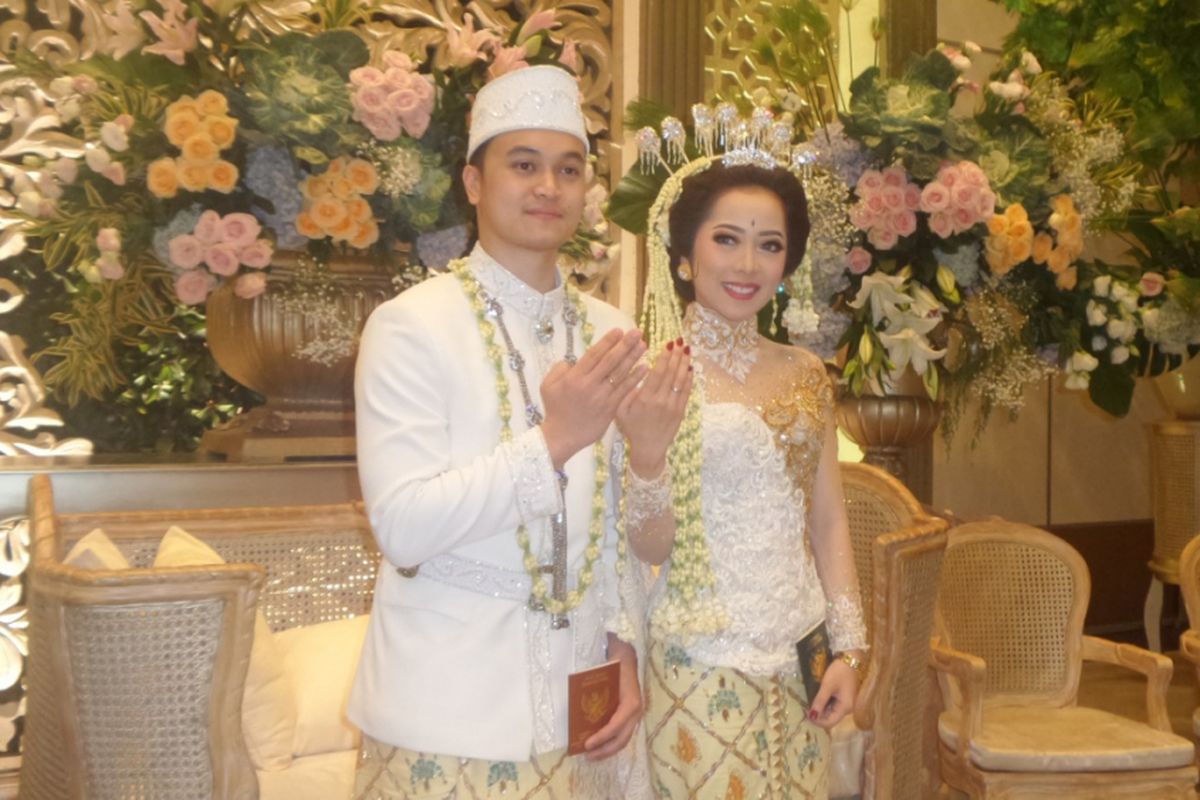 Karina Salim dan Aldy Primanda usai melangsungkan akad nikah di Thamrin Nine Ballroom, Jakarta Pusat, Sabtu (18/3/2017).