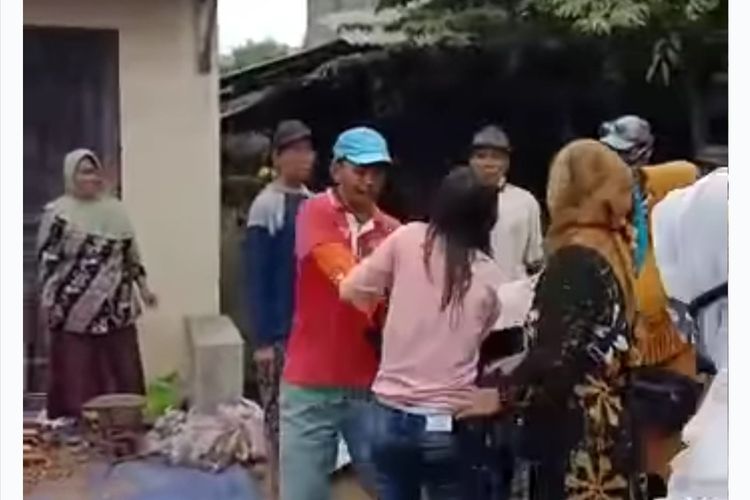 Seorang perempuan diduga copet diamankan warga saat beraksi di sebuah pasar di Kabupaten Rembang