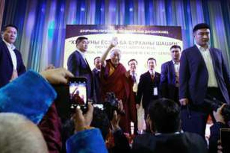 Pemimpin spiritual Tibet Dalai Lama saat akan menggelar pertemuan dengan mahasisw di Ulan Bator, Mongolia, Selasa (22/11/2016).  