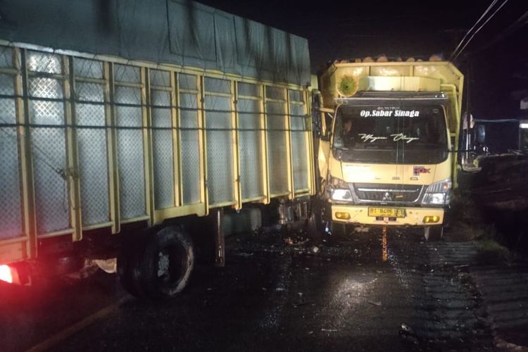 Kondisi 2 truk yang bertabrakan di  Jalan Siponggol Dolok, Kecamatan Siantar Narumonda, Kabupaten Toba, Sumatera Utara, Selasa (10/10/2023) malam