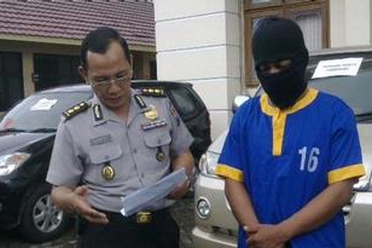 Pensiunan TNI AL, Nurul Malik, dibawa ke markas Polda Jatim setelah enam bulan buron. 