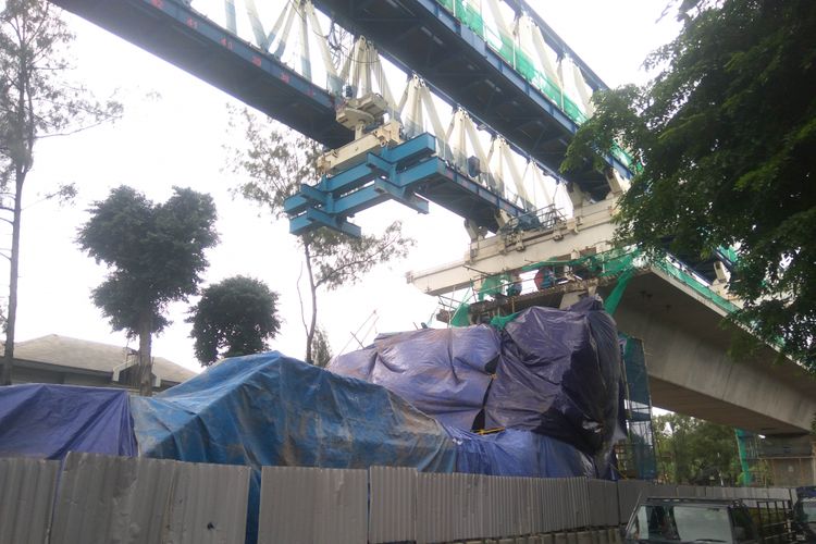 Kondisi box girder LRT yang roboh di Kayu Putih, Jakarta Timur, Senin (22/1/2018)