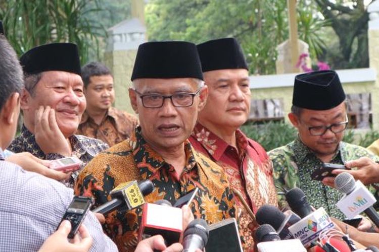 Ketua Umum Pimpinan Pusat Muhammadiyah Haedar Nashir usai menemui Jokowi di Istana Merdeka, Jakarta, Senin (13/2/2017).