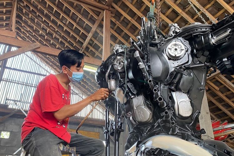 Pekerja Mengecat Replika Robot Padukuhan Kauman, Kalurahan Gilangharjo, Kapanewon Pandak, Kabupaten Bantul, DI Yogyakarta.