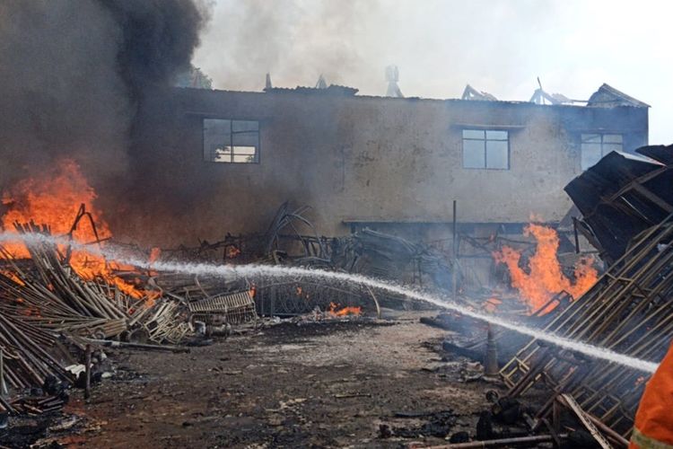 Gedung Di Lubang Buaya Terbakar