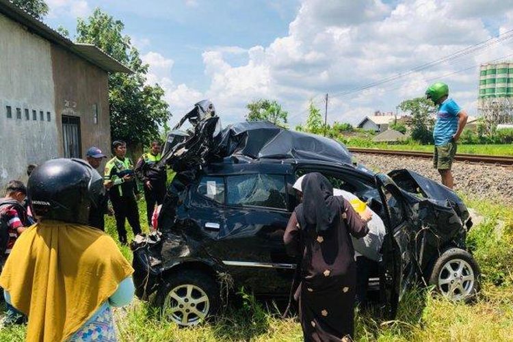 Sebuah mobil Daihatsu Ayla tertabrak Kereta Api (KA) Matarmaja di Dusun Sonotengah, Desa Kebonagung, Kecamatan Pakisaji, Kabupaten Malang, Jawa Timur, Minggu (18/2/2024).
