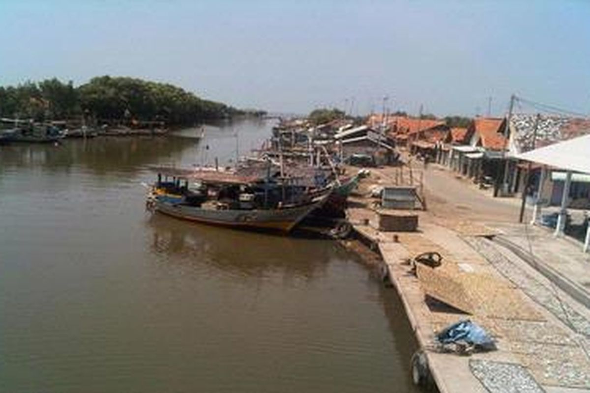 Puluhan perahu nelayan tradisional di Kelurahan Muarareja, Kecamatan Tegal Barat, Kota Tegal dibiarkan teronggok di pelabuhan oleh pemiliknya, Senin (26/9/2011). Saat ini, sebagian besara nelayan di wilayah itu memilih tidak melaut, karena hasil tangkapan tidak memadai.