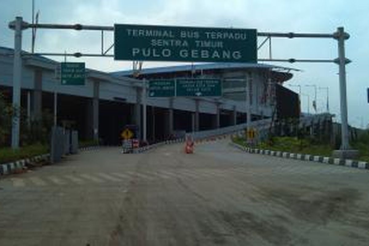 Terminal Pulogebang terlihat kosong, belum banyak angkutan yang beroperasi di sana. Selain itu, tak banyak penumpang yang masuk ke dalam terminal ini.