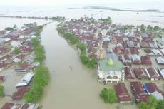 Banjir 3 Meter Rendam Puluhan Desa di Wajo, Warga Mengungsi di Atap