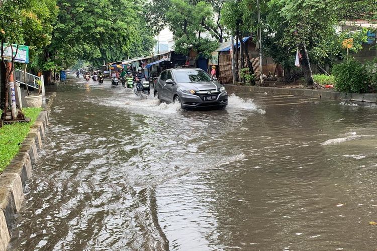 Hujan deras yang mengguyur wilayah DKI Jakarta mengakibatkan terjadinya banjir di ruas Jalan Gaya Motor Raya, Sunter, Jakarta Utara pada Rabu (31/1/2023). 