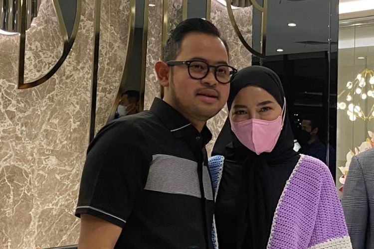 Gilang Widya Pramana alias Juragan99 bersama istrinya, Shandy Purnamasari, saat ditemui di kawasan Pancoran, Jakarta Selatan, Selasa (22/3/2022). 