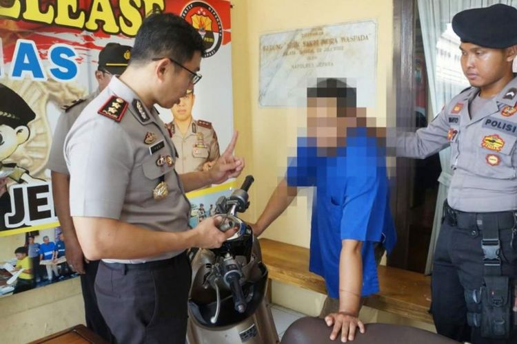 Kapolres Jepara saat meminta keterangan kepada Ahmad Sairi (40) di Mapolres Jepara, Kamis (7/12/2017)