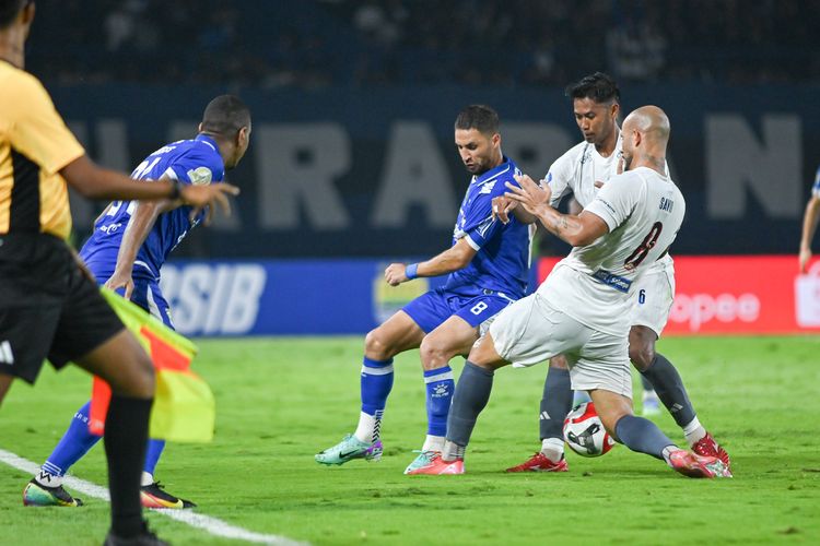 Pelatih Persib Bandung Bojan Hodak soroti performa timnya di babak kedua saat mengalahkan PSM Makassar, Sabtu (27/12/2025) di Stadion Gelora Bandung Lautan Api (GBLA).