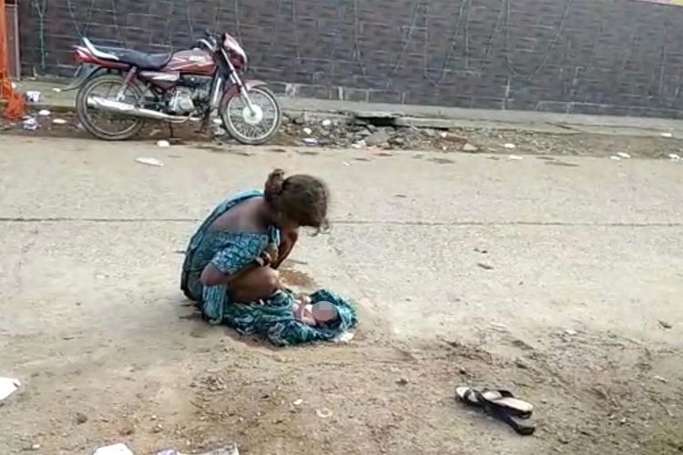 Remaja perempuan India melahirkan di tengah jalan setelah diusir dari rumah dan tidak dilayani pihak rumah sakit.