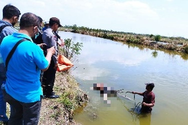 Petugas dan warga mengevakuasi penemuan mayat yang mengambang di tambak Desa Krakahan, Kecamatan Tanjung, Brebes, Jawa Tengah, Jumat (26/8/2022). 