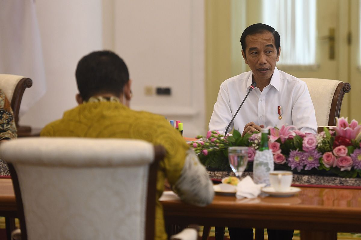 Presiden Joko Widodo (kanan) memberikan sambutan saat pertemuan dengan pimpinan MPR di Istana Bogor, Jawa Barat, Rabu (8/7/2020). Pertemuan tersebut membahas sejumlah isu-isu kebangsaan.