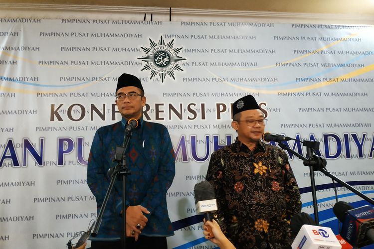 Ketua KPU RI Hasyim Asy'ari (kiri) dan Sekretaris Umum PP Muhammadiyah Abdul Mukti (kanan), Selasa (3/1/2023).