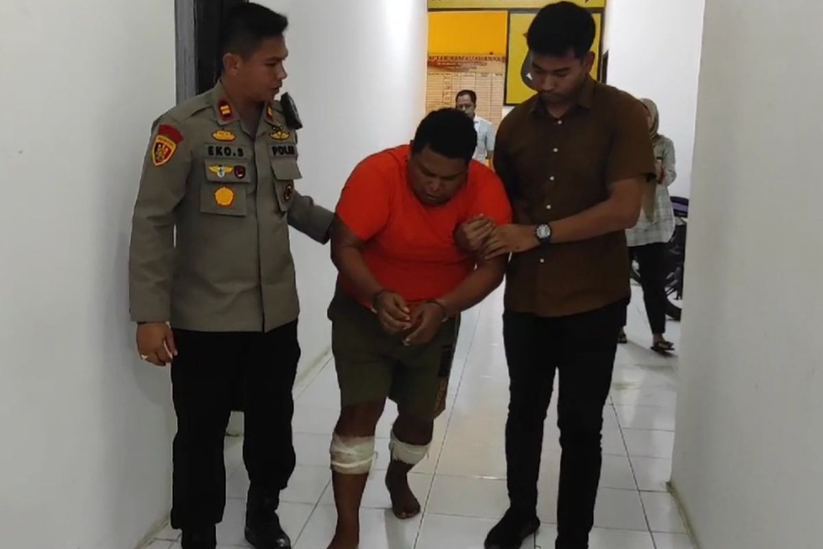 Hendra Bukit (46) saat dihadirkan saat polisi menggelar konferensi pers di Polsek Medan Tuntungan pada Rabu (19/2/2025). Hendra terlihat kasus pencurian sepeda motor tetangga kosanya di Jalan Flamboyan Raya, Kecamatan Medan Tuntungan, Kota Medan. 