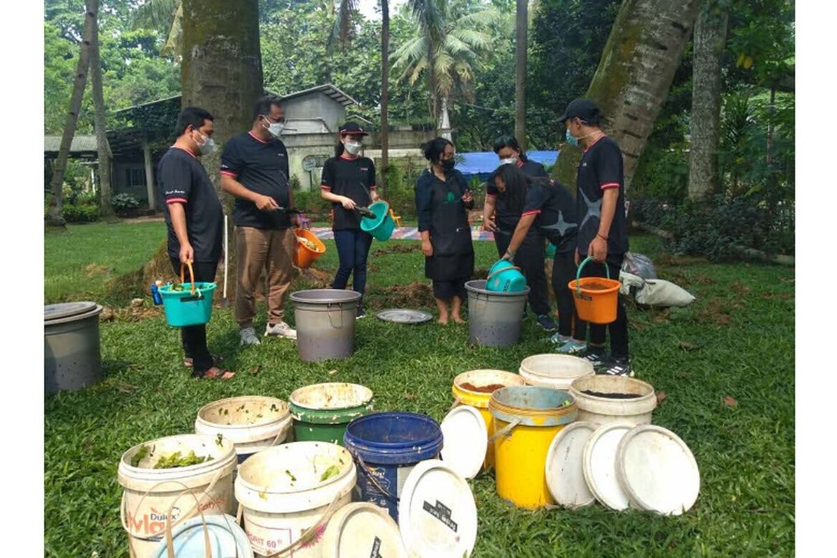 Karyawan Bank DBS Indonesia saat mengikuti kelas edukasi Kompos Kreatif dari Kebun Kumara. 